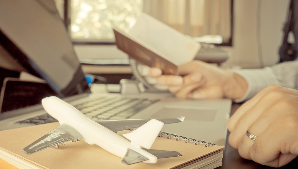 Booking flight tickets with travel agency vs airlines