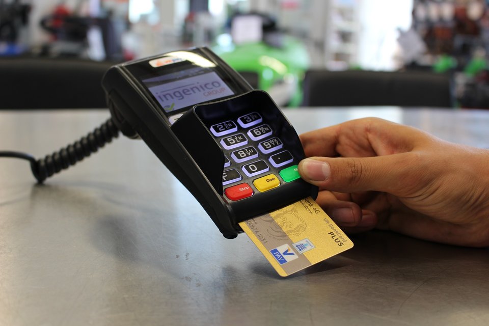 credit card payment on airport lounge